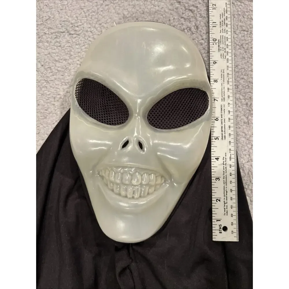2000 Masquerade Magic Visible Visitors Alien Halloween Mask Glow-In-Dark SCARY